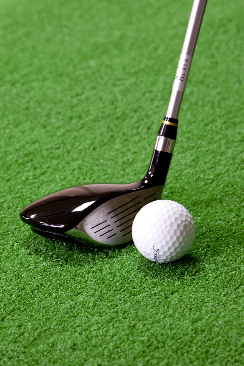 Närbild på golfklubba och boll inomhus