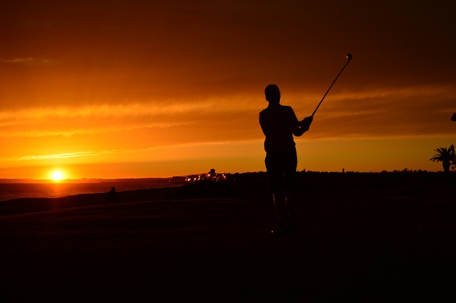 golf i solnedgång